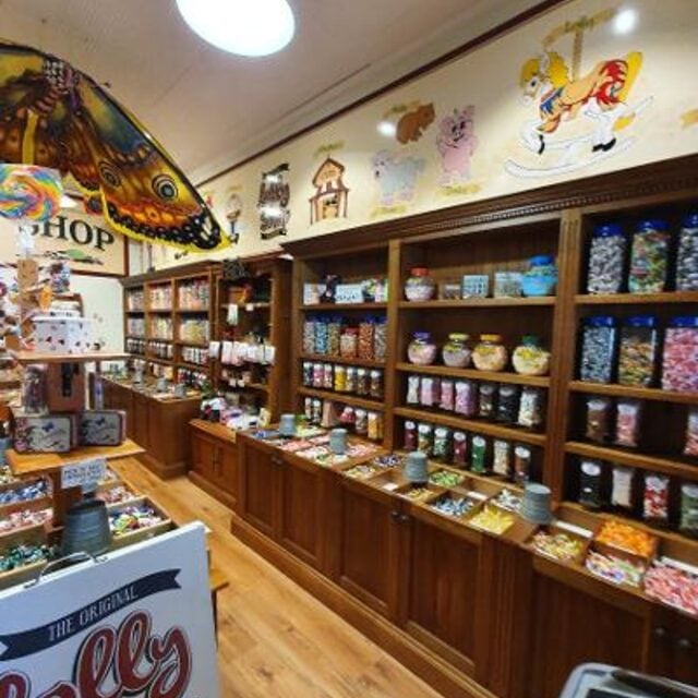 Gift tins and themed sweets